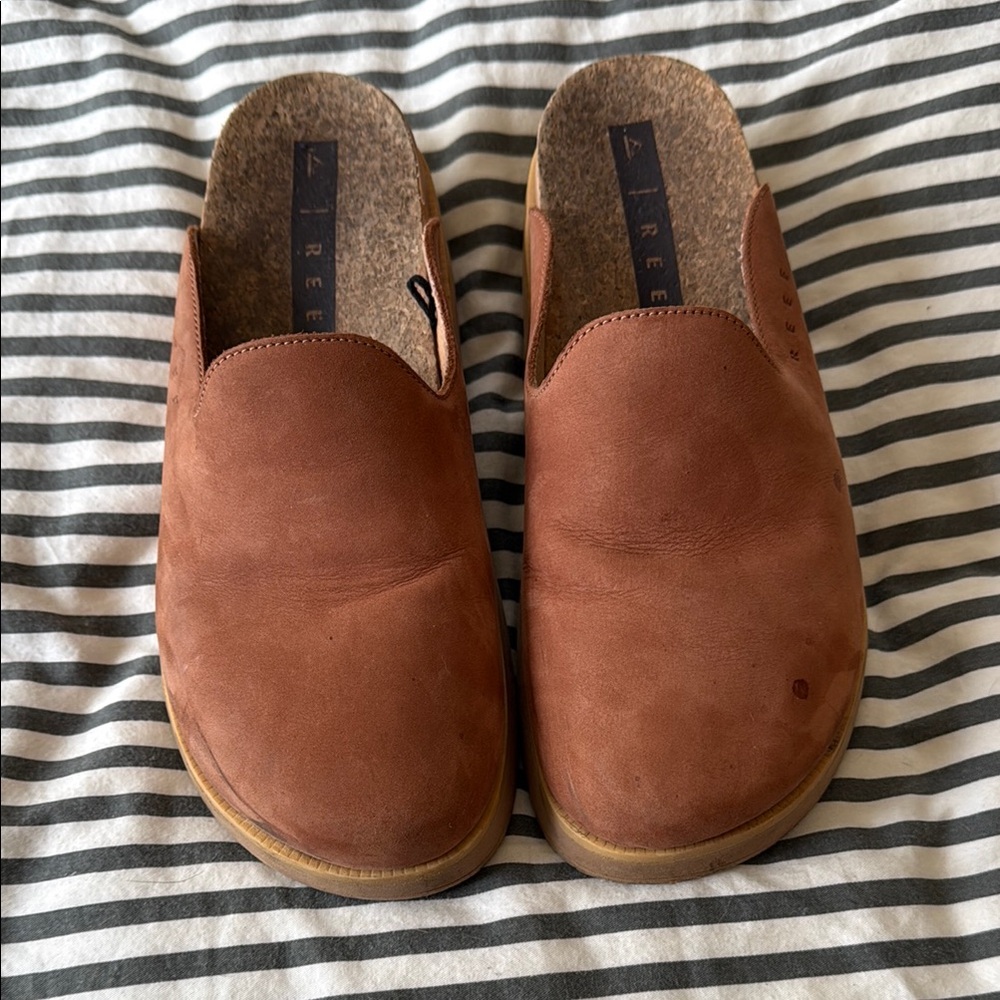 Reef Clogs - Size 7.5